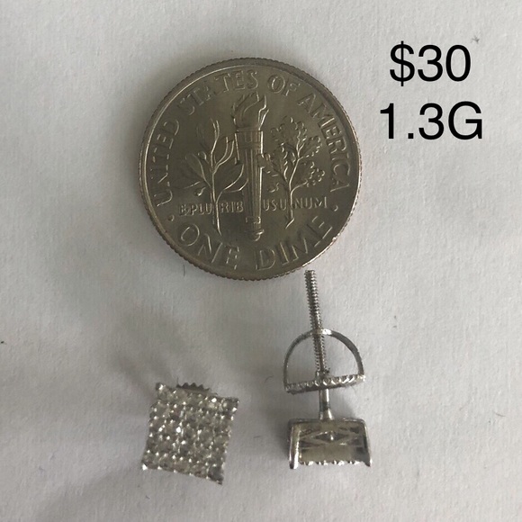 SILVER STUD EARRING. - Picture 1 of 1